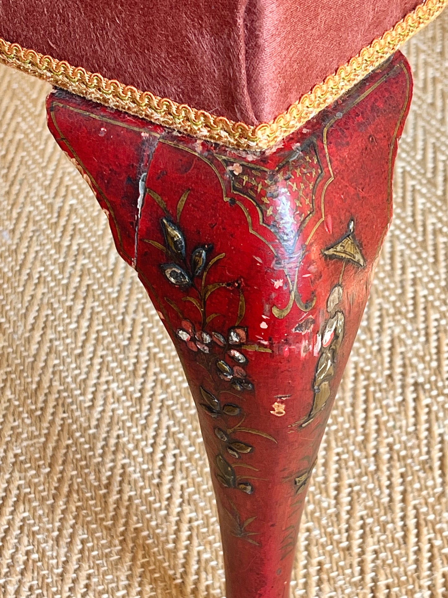 Early 20th Century Queen Anne Style Scarlet Japanned Stool