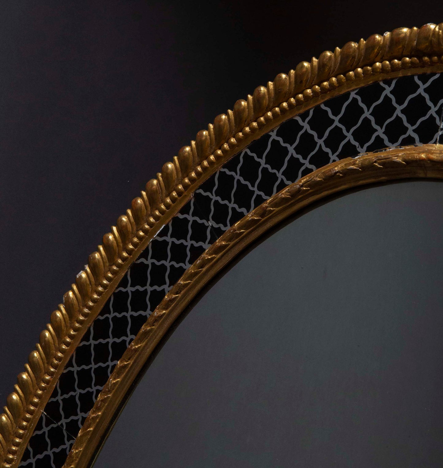 Fine George III Oval Wall Mirror with Églomisé Border