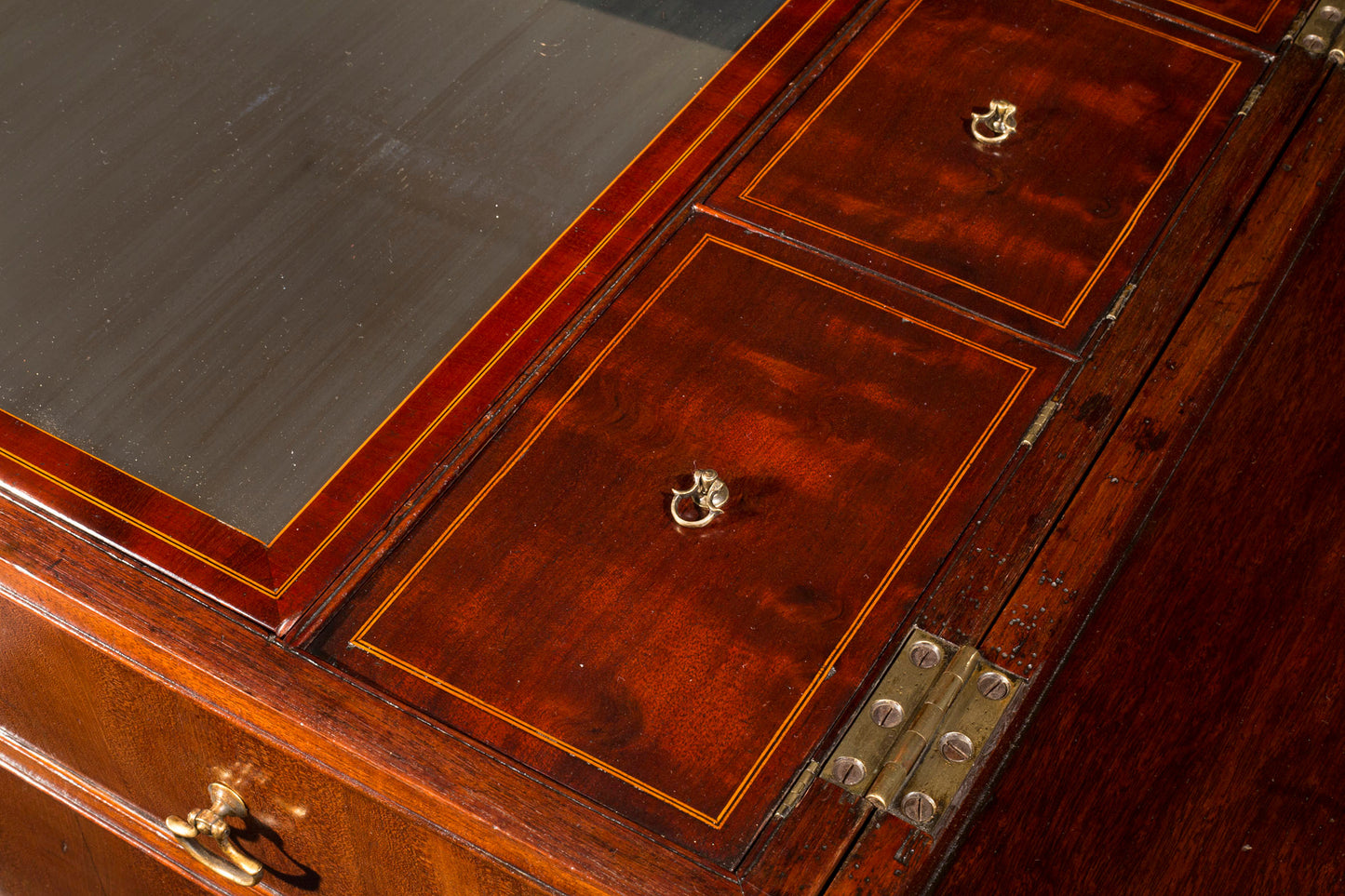 Fine George III Mahogany Kneehole Dressing Table, attributed to Gillows
