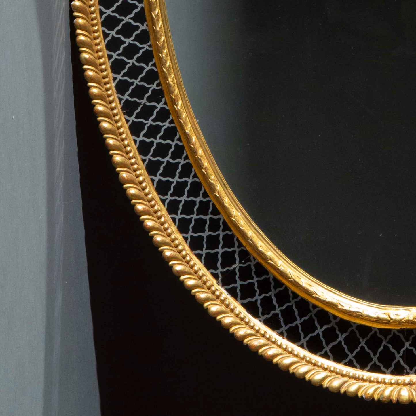 Fine George III Oval Wall Mirror with Églomisé Border