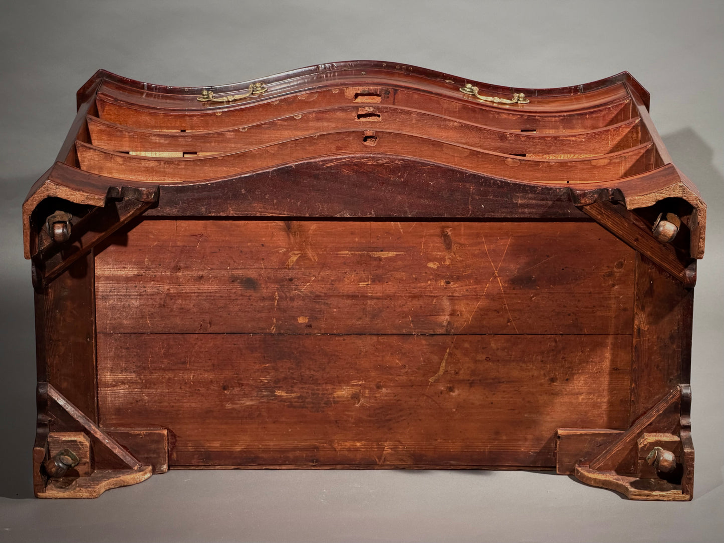 Thomas Chippendale: 18th Century Serpentine Chest of Drawers