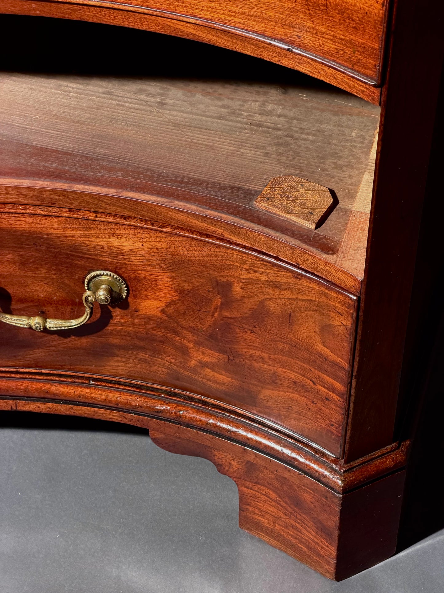 Thomas Chippendale: 18th Century Serpentine Chest of Drawers