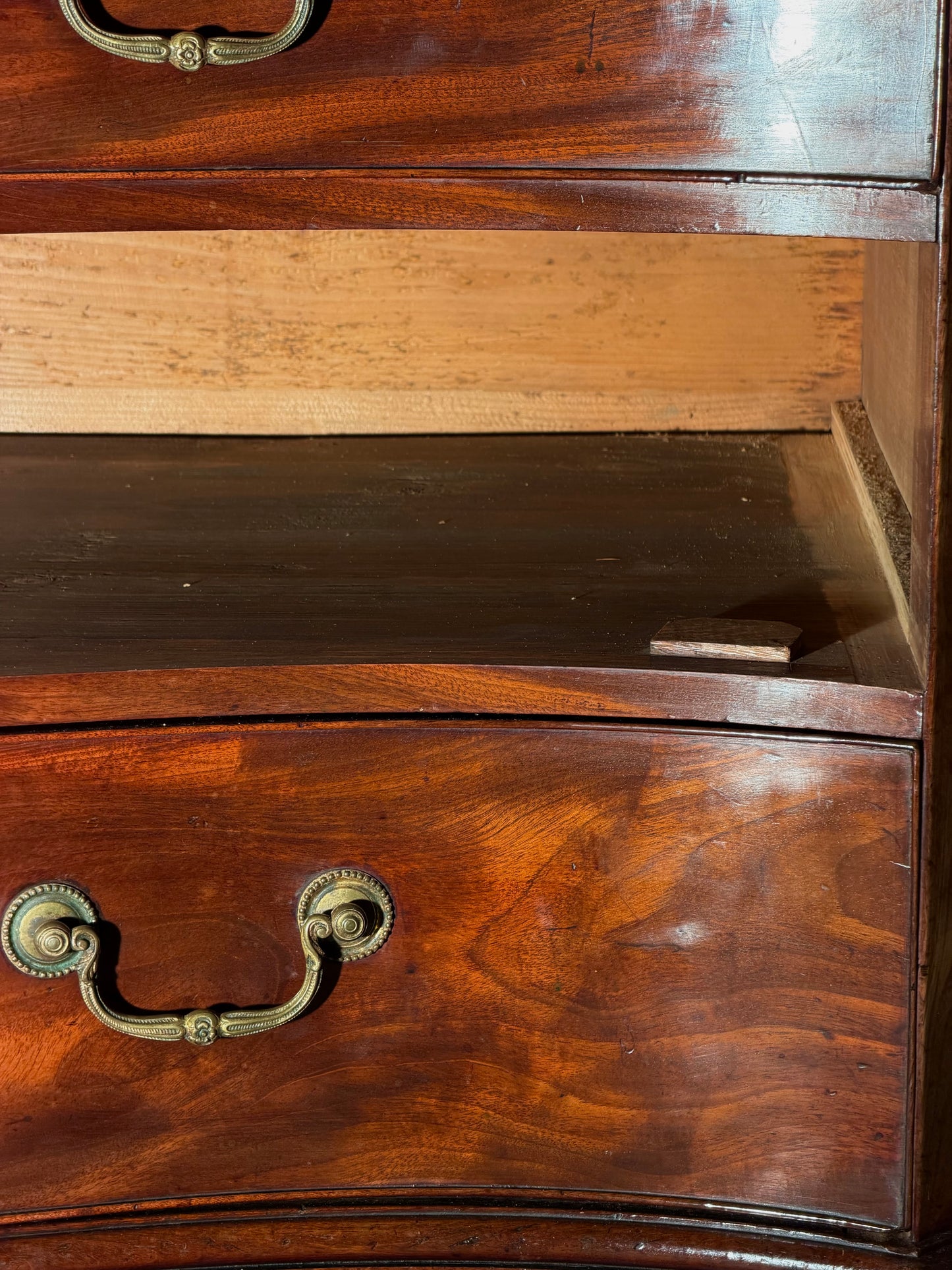 Thomas Chippendale: 18th Century Serpentine Chest of Drawers