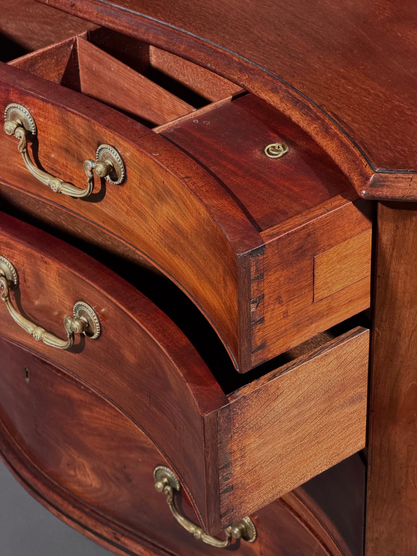 Thomas Chippendale: 18th Century Serpentine Chest of Drawers
