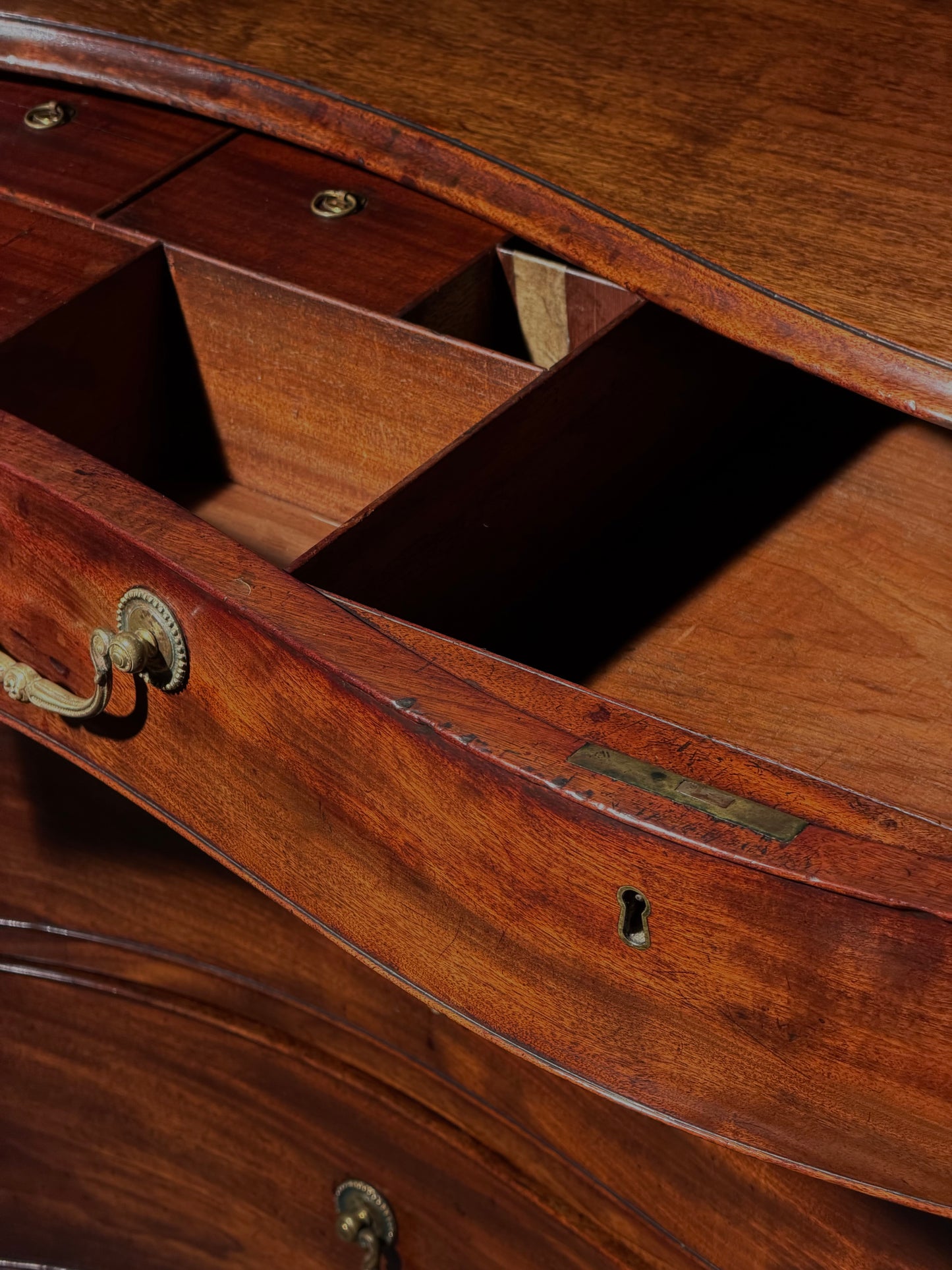 Thomas Chippendale: 18th Century Serpentine Chest of Drawers