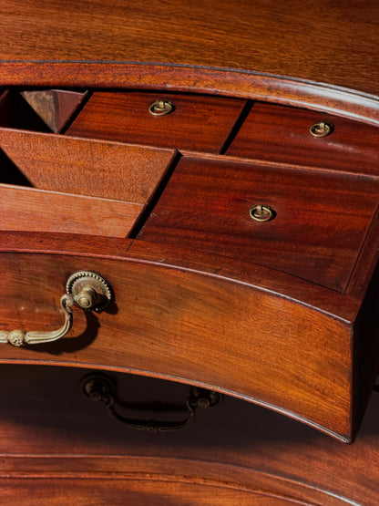 Thomas Chippendale: 18th Century Serpentine Chest of Drawers